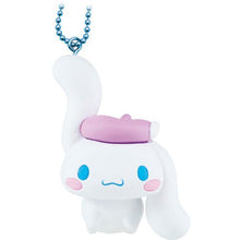 Cargar imagen en el visor de la galería, 新箱識 🌟2月新貨🌟 ❗紫色畫家帽❗ 現貨 日版 扭蛋 大耳狗 Cinnamoroll Cafe cn 肉桂狗 玉桂狗 玉貴狗 肉貴狗 吉祥物 吊飾 匙扣 掛耳仔吉祥物 SANRIO
