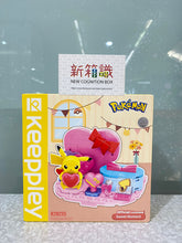 Load image into Gallery viewer, New box knowledge 🌟New goods in August🌟 Ready-made version of the new Qman Blocks Pokemon small scene building blocks Pokemon Pokemon Pikachu’s fingers are better than Card
